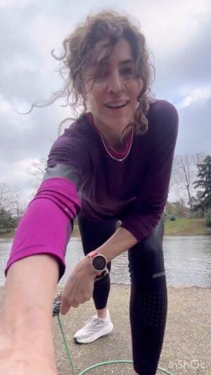 Vishka Asayesh Instagram - صبح  زمستانی خود را چگونه گرم کنیم؟… 
با خودزنی😀🤩 

#thisistheway 
#fitnessmotivation 
#getstrong 
#pushyourself 
#croosropejumpropes