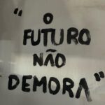 Vitória Falcão Instagram - (1) minha grande promessa na virada do ano foi encarar a vida na pele. compromissada com não deixar o tempo passar por mim. corpo ativo, de ação, pronta pra ouvir os desejos, mergulhar fundo, olhar a cabeça. me lançar! perfurar os tecidos do meu próprio corpo com muitas histórias.