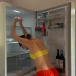 Vitória Falcão Instagram - (1) minha grande promessa na virada do ano foi encarar a vida na pele. compromissada com não deixar o tempo passar por mim. corpo ativo, de ação, pronta pra ouvir os desejos, mergulhar fundo, olhar a cabeça. me lançar! perfurar os tecidos do meu próprio corpo com muitas histórias.