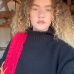Vitória Falcão Instagram - (1) minha grande promessa na virada do ano foi encarar a vida na pele. compromissada com não deixar o tempo passar por mim. corpo ativo, de ação, pronta pra ouvir os desejos, mergulhar fundo, olhar a cabeça. me lançar! perfurar os tecidos do meu próprio corpo com muitas histórias.