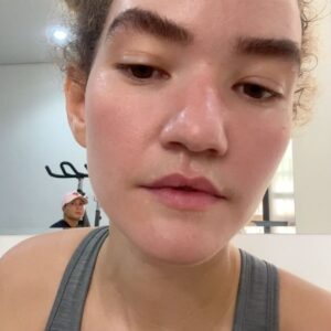Vitória Falcão Instagram - sem ordem. na beleza e no caos 💐 não sei se é coisa de mercúrio retrogradando, eclipse de novo, lua cheia em escorpião, inferno astral ou só eu mm…… ou tudo e mais um monte, claro. sinceramente n sei nem como mas até cereja de amarena pra você, abril, pero já pode ir acabando. até pro meio do mato eu vim. ACAAAAABA.