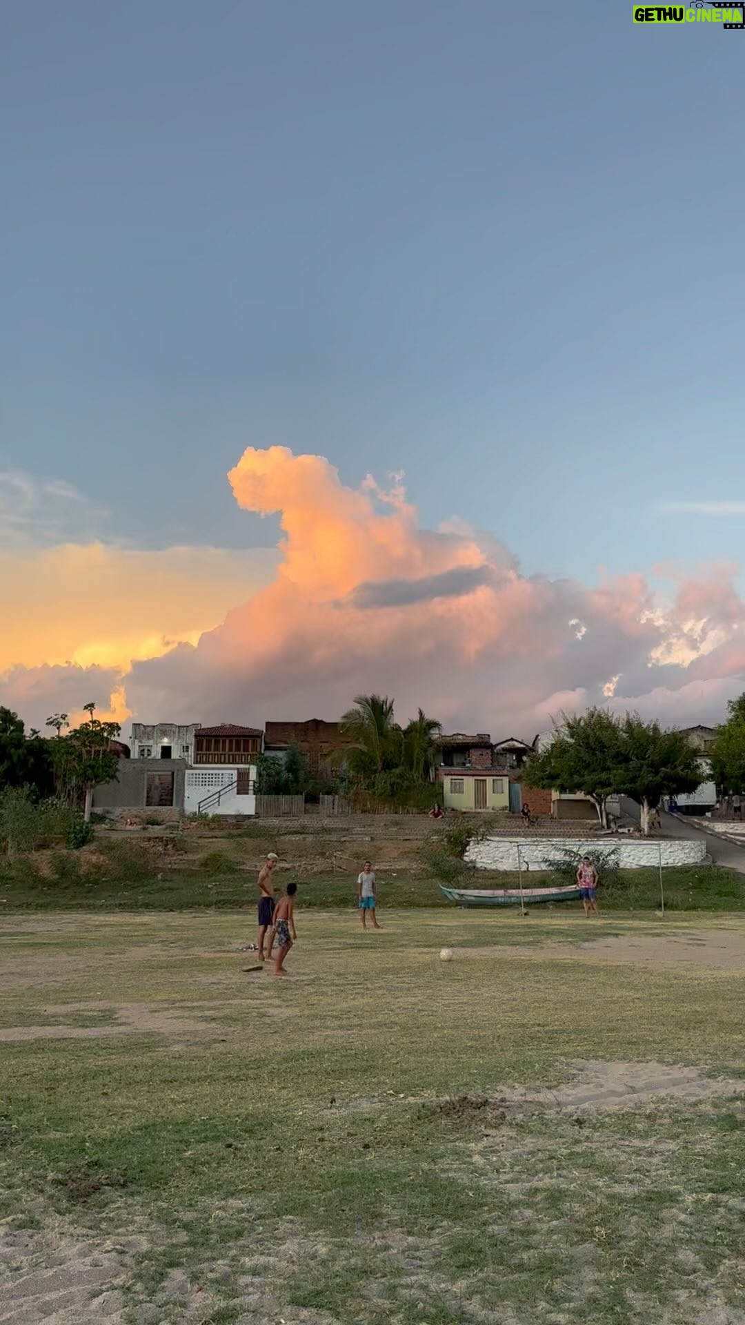 Vitória Falcão Instagram - olhos d’água de riacho que desagua no meu rio