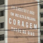 Vitória Falcão Instagram - ai ai, são paulo (e uma fuga rapidinha em goiânia). esse é um apanhado dos últimos dias. bem no aleatório mesmo. dos encontros cheios de amor a um muquitin q queria me pegar e sem querer eu peguei ele. tomara que eu lembre q dia foi esse da foto da sombra. tomara que a vida esteja viva por aí, com o exercício da coragem, delícias de milho, sem dengue, skincare em dia, dando tempo pra quem vc ama……. vejo uns por aí na última foto. aqui em sp, bh e rio. sou aleatória sempre, eu sei. mas hoje eu tou totalmente totalmente. tchau