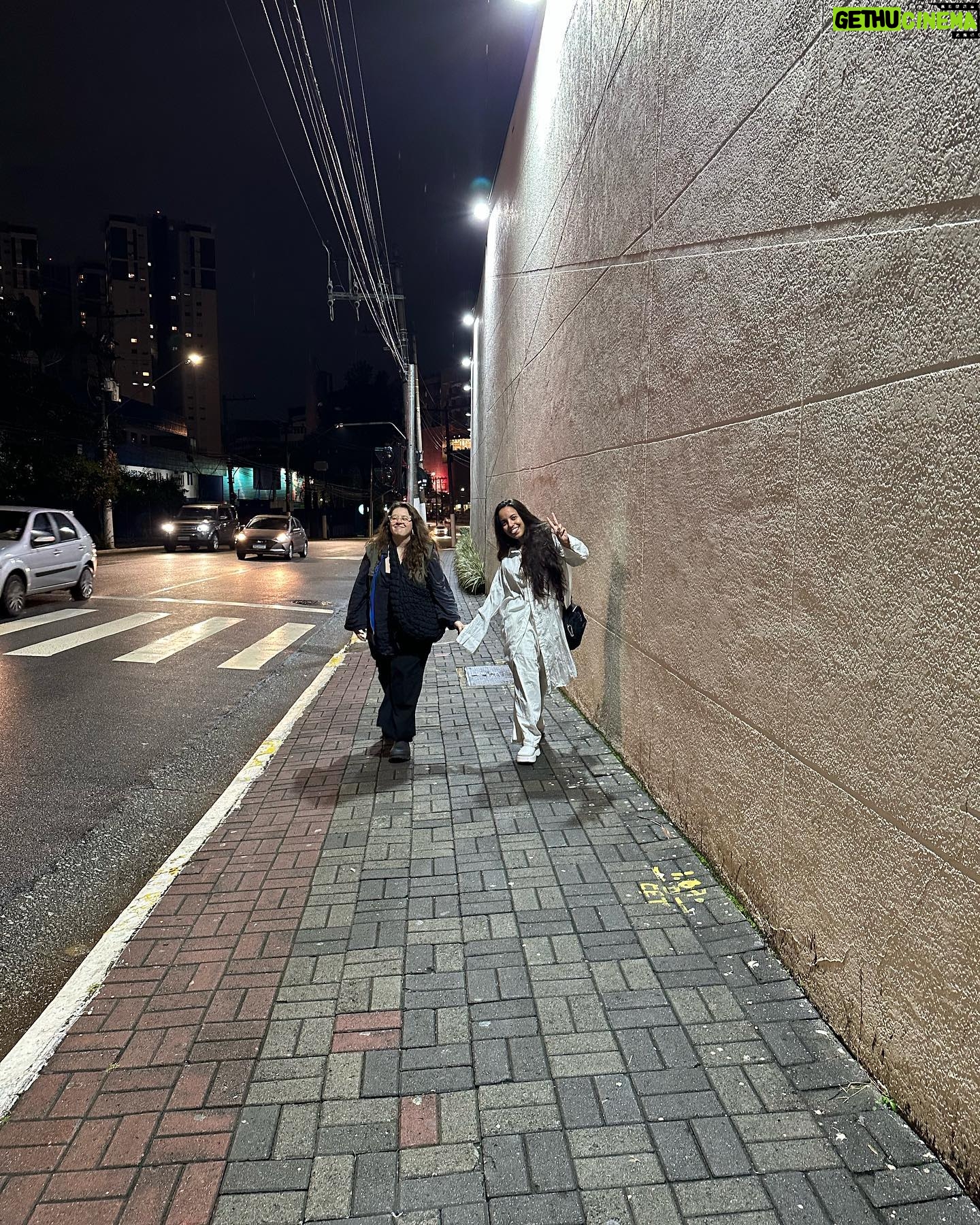 Vitória Falcão Instagram - ai ai, são paulo (e uma fuga rapidinha em goiânia). esse é um apanhado dos últimos dias. bem no aleatório mesmo. dos encontros cheios de amor a um muquitin q queria me pegar e sem querer eu peguei ele. tomara que eu lembre q dia foi esse da foto da sombra. tomara que a vida esteja viva por aí, com o exercício da coragem, delícias de milho, sem dengue, skincare em dia, dando tempo pra quem vc ama……. vejo uns por aí na última foto. aqui em sp, bh e rio. sou aleatória sempre, eu sei. mas hoje eu tou totalmente totalmente. tchau
