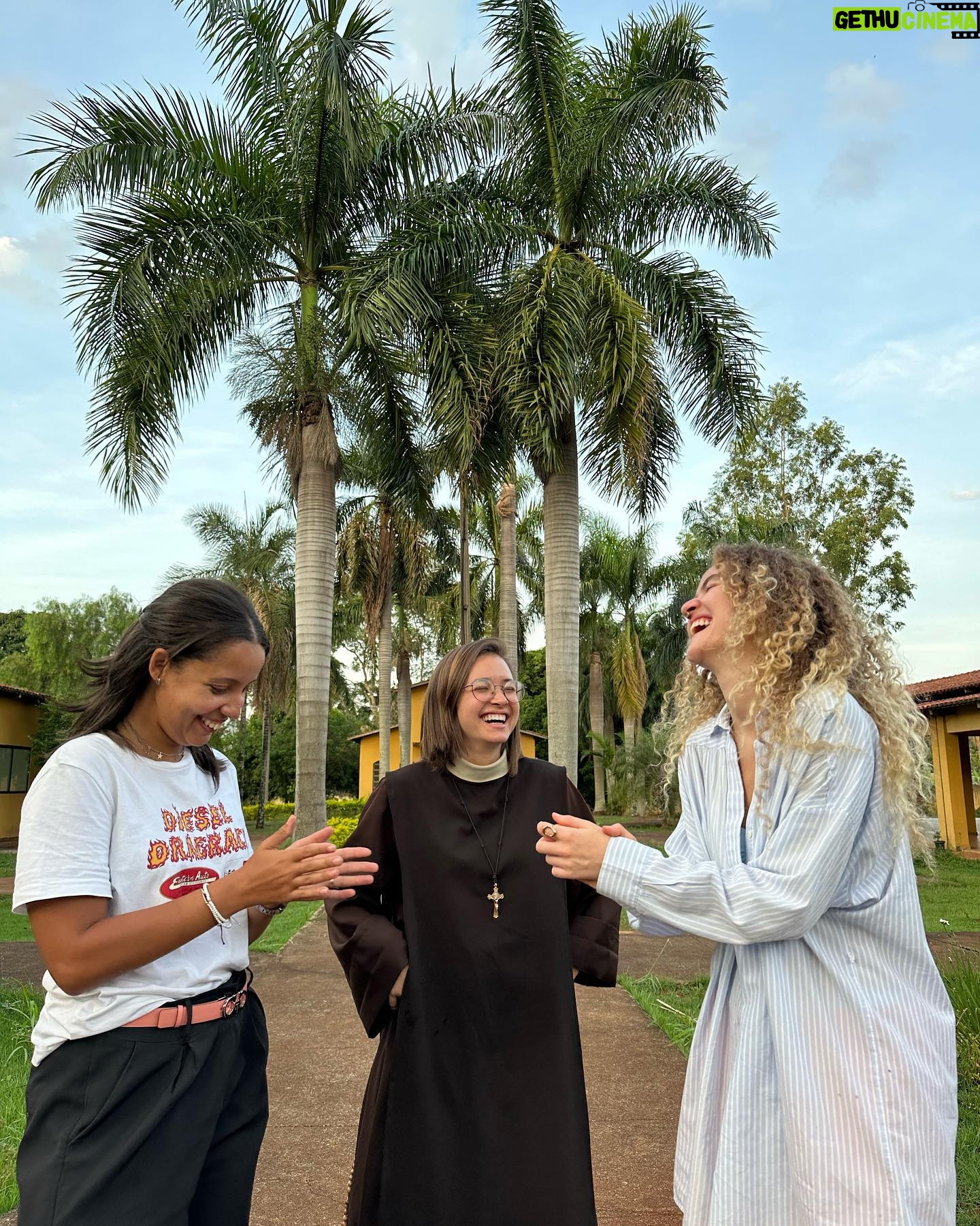 Vitória Falcão Instagram - ai ai, são paulo (e uma fuga rapidinha em goiânia). esse é um apanhado dos últimos dias. bem no aleatório mesmo. dos encontros cheios de amor a um muquitin q queria me pegar e sem querer eu peguei ele. tomara que eu lembre q dia foi esse da foto da sombra. tomara que a vida esteja viva por aí, com o exercício da coragem, delícias de milho, sem dengue, skincare em dia, dando tempo pra quem vc ama……. vejo uns por aí na última foto. aqui em sp, bh e rio. sou aleatória sempre, eu sei. mas hoje eu tou totalmente totalmente. tchau