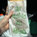 Vitória Falcão Instagram - é uma chuvaida, uma foto dum livro e depois a voz na sua cara, umas arrumação de natação, o nome da minha casa, uma fritura boa, um sorriso que abre a vida, um monte de coisa nessa cidade doida cheia de surpresa, mas nada NADA justifica jaja ser abril. corre nnn pra tu v