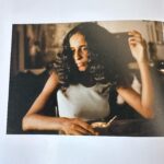 Vitória Falcão Instagram - é uma chuvaida, uma foto dum livro e depois a voz na sua cara, umas arrumação de natação, o nome da minha casa, uma fritura boa, um sorriso que abre a vida, um monte de coisa nessa cidade doida cheia de surpresa, mas nada NADA justifica jaja ser abril. corre nnn pra tu v