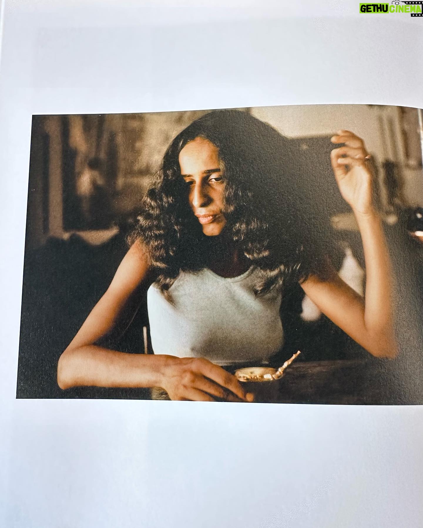 Vitória Falcão Instagram - é uma chuvaida, uma foto dum livro e depois a voz na sua cara, umas arrumação de natação, o nome da minha casa, uma fritura boa, um sorriso que abre a vida, um monte de coisa nessa cidade doida cheia de surpresa, mas nada NADA justifica jaja ser abril. corre nnn pra tu v