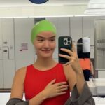 Vitória Falcão Instagram - é uma chuvaida, uma foto dum livro e depois a voz na sua cara, umas arrumação de natação, o nome da minha casa, uma fritura boa, um sorriso que abre a vida, um monte de coisa nessa cidade doida cheia de surpresa, mas nada NADA justifica jaja ser abril. corre nnn pra tu v