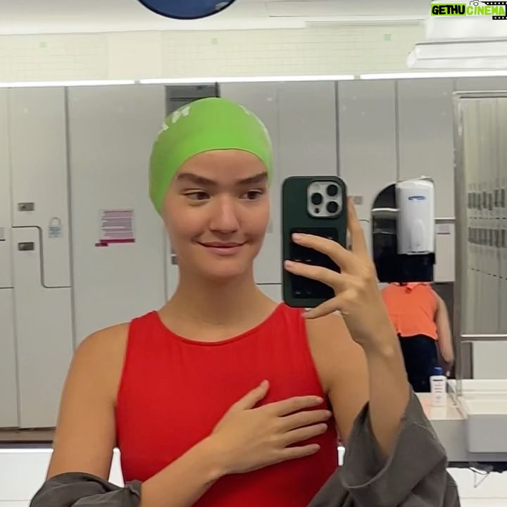 Vitória Falcão Instagram - é uma chuvaida, uma foto dum livro e depois a voz na sua cara, umas arrumação de natação, o nome da minha casa, uma fritura boa, um sorriso que abre a vida, um monte de coisa nessa cidade doida cheia de surpresa, mas nada NADA justifica jaja ser abril. corre nnn pra tu v