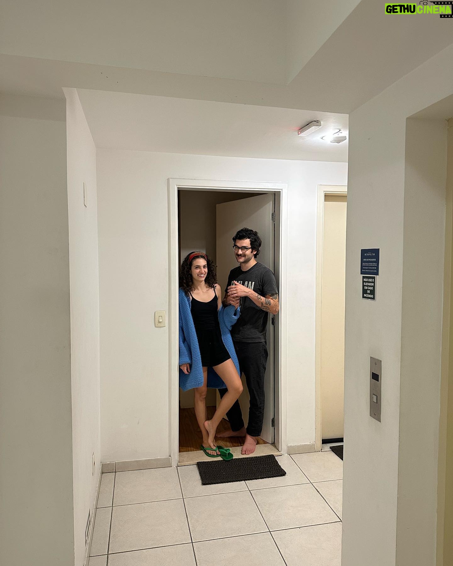 Vitória Falcão Instagram - ai ai, são paulo (e uma fuga rapidinha em goiânia). esse é um apanhado dos últimos dias. bem no aleatório mesmo. dos encontros cheios de amor a um muquitin q queria me pegar e sem querer eu peguei ele. tomara que eu lembre q dia foi esse da foto da sombra. tomara que a vida esteja viva por aí, com o exercício da coragem, delícias de milho, sem dengue, skincare em dia, dando tempo pra quem vc ama……. vejo uns por aí na última foto. aqui em sp, bh e rio. sou aleatória sempre, eu sei. mas hoje eu tou totalmente totalmente. tchau