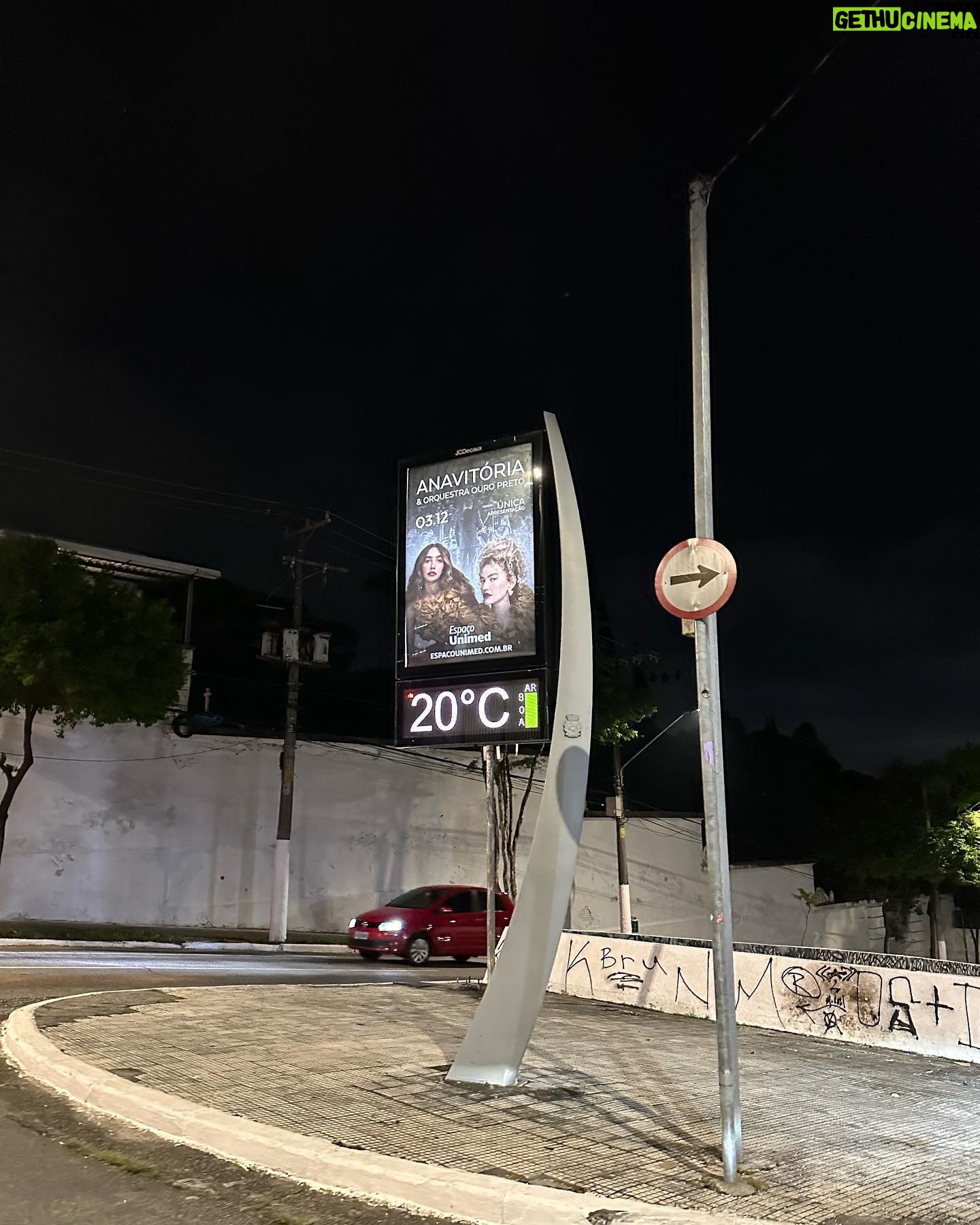 Vitória Falcão Instagram - ai ai, são paulo (e uma fuga rapidinha em goiânia). esse é um apanhado dos últimos dias. bem no aleatório mesmo. dos encontros cheios de amor a um muquitin q queria me pegar e sem querer eu peguei ele. tomara que eu lembre q dia foi esse da foto da sombra. tomara que a vida esteja viva por aí, com o exercício da coragem, delícias de milho, sem dengue, skincare em dia, dando tempo pra quem vc ama……. vejo uns por aí na última foto. aqui em sp, bh e rio. sou aleatória sempre, eu sei. mas hoje eu tou totalmente totalmente. tchau