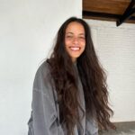 Vitória Falcão Instagram - é uma chuvaida, uma foto dum livro e depois a voz na sua cara, umas arrumação de natação, o nome da minha casa, uma fritura boa, um sorriso que abre a vida, um monte de coisa nessa cidade doida cheia de surpresa, mas nada NADA justifica jaja ser abril. corre nnn pra tu v