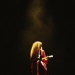 Vitória Falcão Instagram - 10 shows em 12 dias (: é claro que eu ia dar uma desaparecidinha do meio pro fim, né? ehehehehe foi cooooisa, viu? pense! e já é pouca doidura perambulando minha cabeça…… mas esses últimos meses eu tou especialmente mais pipioipopioipo. agora eu entendi um pouquinho mais que desorganizando dá pra se organizar mesmo, chico. e eu sigo no pernambuco, acredita? mas ouvi bem mais forró do que maracatu, isso foi só pra pra dizer de uma lembrança boba que fez sentido aqui com essa vida toda misturada no carrossel. oi, voltei (: e vou voltar e vou sumir de novo. juro que tou sempre no tempo possível, o que eu tenho, o meu. do jeito que sou, pequena ou menor que uma gota; do meu tamanho normal, 171. a vida é grande demais. e é muita arrumação viver no país mais legal e dolorido do mundo ao mesmo tempo. ihuuuuuuuu