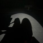 Vitória Falcão Instagram - 10 shows em 12 dias (: é claro que eu ia dar uma desaparecidinha do meio pro fim, né? ehehehehe foi cooooisa, viu? pense! e já é pouca doidura perambulando minha cabeça…… mas esses últimos meses eu tou especialmente mais pipioipopioipo. agora eu entendi um pouquinho mais que desorganizando dá pra se organizar mesmo, chico. e eu sigo no pernambuco, acredita? mas ouvi bem mais forró do que maracatu, isso foi só pra pra dizer de uma lembrança boba que fez sentido aqui com essa vida toda misturada no carrossel. oi, voltei (: e vou voltar e vou sumir de novo. juro que tou sempre no tempo possível, o que eu tenho, o meu. do jeito que sou, pequena ou menor que uma gota; do meu tamanho normal, 171. a vida é grande demais. e é muita arrumação viver no país mais legal e dolorido do mundo ao mesmo tempo. ihuuuuuuuu
