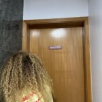 Vitória Falcão Instagram - 10 shows em 12 dias (: é claro que eu ia dar uma desaparecidinha do meio pro fim, né? ehehehehe foi cooooisa, viu? pense! e já é pouca doidura perambulando minha cabeça…… mas esses últimos meses eu tou especialmente mais pipioipopioipo. agora eu entendi um pouquinho mais que desorganizando dá pra se organizar mesmo, chico. e eu sigo no pernambuco, acredita? mas ouvi bem mais forró do que maracatu, isso foi só pra pra dizer de uma lembrança boba que fez sentido aqui com essa vida toda misturada no carrossel. oi, voltei (: e vou voltar e vou sumir de novo. juro que tou sempre no tempo possível, o que eu tenho, o meu. do jeito que sou, pequena ou menor que uma gota; do meu tamanho normal, 171. a vida é grande demais. e é muita arrumação viver no país mais legal e dolorido do mundo ao mesmo tempo. ihuuuuuuuu