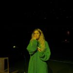 Vitória Falcão Instagram - 10 shows em 12 dias (: é claro que eu ia dar uma desaparecidinha do meio pro fim, né? ehehehehe foi cooooisa, viu? pense! e já é pouca doidura perambulando minha cabeça…… mas esses últimos meses eu tou especialmente mais pipioipopioipo. agora eu entendi um pouquinho mais que desorganizando dá pra se organizar mesmo, chico. e eu sigo no pernambuco, acredita? mas ouvi bem mais forró do que maracatu, isso foi só pra pra dizer de uma lembrança boba que fez sentido aqui com essa vida toda misturada no carrossel. oi, voltei (: e vou voltar e vou sumir de novo. juro que tou sempre no tempo possível, o que eu tenho, o meu. do jeito que sou, pequena ou menor que uma gota; do meu tamanho normal, 171. a vida é grande demais. e é muita arrumação viver no país mais legal e dolorido do mundo ao mesmo tempo. ihuuuuuuuu