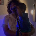 Vitória Falcão Instagram - 10 shows em 12 dias (: é claro que eu ia dar uma desaparecidinha do meio pro fim, né? ehehehehe foi cooooisa, viu? pense! e já é pouca doidura perambulando minha cabeça…… mas esses últimos meses eu tou especialmente mais pipioipopioipo. agora eu entendi um pouquinho mais que desorganizando dá pra se organizar mesmo, chico. e eu sigo no pernambuco, acredita? mas ouvi bem mais forró do que maracatu, isso foi só pra pra dizer de uma lembrança boba que fez sentido aqui com essa vida toda misturada no carrossel. oi, voltei (: e vou voltar e vou sumir de novo. juro que tou sempre no tempo possível, o que eu tenho, o meu. do jeito que sou, pequena ou menor que uma gota; do meu tamanho normal, 171. a vida é grande demais. e é muita arrumação viver no país mais legal e dolorido do mundo ao mesmo tempo. ihuuuuuuuu