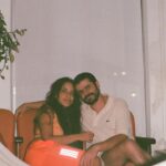 Vitória Falcão Instagram - 10 shows em 12 dias (: é claro que eu ia dar uma desaparecidinha do meio pro fim, né? ehehehehe foi cooooisa, viu? pense! e já é pouca doidura perambulando minha cabeça…… mas esses últimos meses eu tou especialmente mais pipioipopioipo. agora eu entendi um pouquinho mais que desorganizando dá pra se organizar mesmo, chico. e eu sigo no pernambuco, acredita? mas ouvi bem mais forró do que maracatu, isso foi só pra pra dizer de uma lembrança boba que fez sentido aqui com essa vida toda misturada no carrossel. oi, voltei (: e vou voltar e vou sumir de novo. juro que tou sempre no tempo possível, o que eu tenho, o meu. do jeito que sou, pequena ou menor que uma gota; do meu tamanho normal, 171. a vida é grande demais. e é muita arrumação viver no país mais legal e dolorido do mundo ao mesmo tempo. ihuuuuuuuu