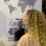 Vitória Falcão Instagram - 10 shows em 12 dias (: é claro que eu ia dar uma desaparecidinha do meio pro fim, né? ehehehehe foi cooooisa, viu? pense! e já é pouca doidura perambulando minha cabeça…… mas esses últimos meses eu tou especialmente mais pipioipopioipo. agora eu entendi um pouquinho mais que desorganizando dá pra se organizar mesmo, chico. e eu sigo no pernambuco, acredita? mas ouvi bem mais forró do que maracatu, isso foi só pra pra dizer de uma lembrança boba que fez sentido aqui com essa vida toda misturada no carrossel. oi, voltei (: e vou voltar e vou sumir de novo. juro que tou sempre no tempo possível, o que eu tenho, o meu. do jeito que sou, pequena ou menor que uma gota; do meu tamanho normal, 171. a vida é grande demais. e é muita arrumação viver no país mais legal e dolorido do mundo ao mesmo tempo. ihuuuuuuuu