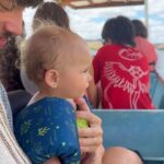 Vitória Falcão Instagram - (2) já vivi tanta vida esses dias vi dois arco íris olhos nos olhos atentos e curiosos do um ano de ceci pneu furado muito mar muito rio tanta água choros dos bonitos e dos doloridos o frio e o calor o voo suado do bem-te-vi contra o vento temperaturas também das minhas pequenices observar a métrica do meu corpo que dá encaixe ao outro, ter sensibilidade pra saber do outro em mim. estar na vida fora de minha cabeça, deixar o mundo ser minha casa.