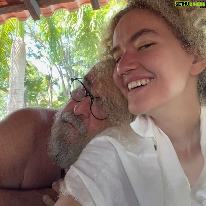 Vitória Falcão Instagram - o dia que eu achei que eu era um barco. a alegria que é ter o garga na vida. lótus e sua pipoca. a saudade de ceci. os escritos de bibia. o questionamento (?) de thais. meu buchinho cheio. dona inês e sua irmã. feldenkrais. e os cabelos de rosy.