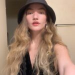 Vitória Falcão Instagram - sem ordem. na beleza e no caos 💐 não sei se é coisa de mercúrio retrogradando, eclipse de novo, lua cheia em escorpião, inferno astral ou só eu mm…… ou tudo e mais um monte, claro. sinceramente n sei nem como mas até cereja de amarena pra você, abril, pero já pode ir acabando. até pro meio do mato eu vim. ACAAAAABA.