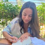 Vitória Falcão Instagram - o dia que eu achei que eu era um barco. a alegria que é ter o garga na vida. lótus e sua pipoca. a saudade de ceci. os escritos de bibia. o questionamento (?) de thais. meu buchinho cheio. dona inês e sua irmã. feldenkrais. e os cabelos de rosy.