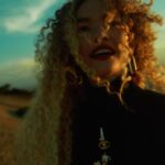 Vitória Falcão Instagram - isso de estar sempre se vendo, e, do nada, se ver de outra maneira. acredito muito na força da verdade e sou apaixonada em assistir quem tá inteira, conectado com seus dons e capacidades e flui de um jeito que desliza pra vida. tenho sorte de ver algumas pessoas assim. conheci @diniloris em 2018, num shooting pra @juliapakofficial 🤍 tempos malucos, andanças da vida…… conectamos mais profundo outro dia e ela me chamou pra fazer umas fotos. a vida é tão corrida pra tudo que é lado, que o dia que encontramos de fazer isso, foi um dia depois do meu aniversário de 28. no 3 de maio, na altura do meio dia, pegamos uma estradinha perto de sp, e subimos alto e mais alto, pra além dos arranha-céus da cidade. foi tão divertido!!!!!!!!! eu tava dirigindo, @nayarazolli do meu lado; copilotando e desenhando todas as peças de @paolavilas e minhas nessa gravata, @diniloris e @scapelos atrás, e a gente trocando mil ideias. sabe aqueles dias que tudo é tranquilo como a vida dever ser? pois! fomos no nosso tempo, paramos pra almoçar, e, nesse momento, até a quinta borboleta mais rara do mundo ficou querendo entrar na nossa rodinha heheheh. seguimos a estrada montanhosa até chegar no topo e ver aquele horizonte absurdo, e essas são algumas das fotos (:
