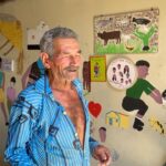 Vitória Falcão Instagram - (2) já vivi tanta vida esses dias vi dois arco íris olhos nos olhos atentos e curiosos do um ano de ceci pneu furado muito mar muito rio tanta água choros dos bonitos e dos doloridos o frio e o calor o voo suado do bem-te-vi contra o vento temperaturas também das minhas pequenices observar a métrica do meu corpo que dá encaixe ao outro, ter sensibilidade pra saber do outro em mim. estar na vida fora de minha cabeça, deixar o mundo ser minha casa.