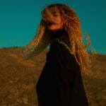 Vitória Falcão Instagram - isso de estar sempre se vendo, e, do nada, se ver de outra maneira. acredito muito na força da verdade e sou apaixonada em assistir quem tá inteira, conectado com seus dons e capacidades e flui de um jeito que desliza pra vida. tenho sorte de ver algumas pessoas assim. conheci @diniloris em 2018, num shooting pra @juliapakofficial 🤍 tempos malucos, andanças da vida…… conectamos mais profundo outro dia e ela me chamou pra fazer umas fotos. a vida é tão corrida pra tudo que é lado, que o dia que encontramos de fazer isso, foi um dia depois do meu aniversário de 28. no 3 de maio, na altura do meio dia, pegamos uma estradinha perto de sp, e subimos alto e mais alto, pra além dos arranha-céus da cidade. foi tão divertido!!!!!!!!! eu tava dirigindo, @nayarazolli do meu lado; copilotando e desenhando todas as peças de @paolavilas e minhas nessa gravata, @diniloris e @scapelos atrás, e a gente trocando mil ideias. sabe aqueles dias que tudo é tranquilo como a vida dever ser? pois! fomos no nosso tempo, paramos pra almoçar, e, nesse momento, até a quinta borboleta mais rara do mundo ficou querendo entrar na nossa rodinha heheheh. seguimos a estrada montanhosa até chegar no topo e ver aquele horizonte absurdo, e essas são algumas das fotos (: