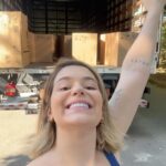 Vitória Moraes Instagram - O IMPORTANTE É NÃO FICAR PARADO! Como me fez bem montar com tanto amor e carinho esses kits, ajudar não faz bem só pra quem recebe, faz bem pra gente também! Da uma olhada no seu guarda roupa, com certeza tem alguma roupa que não usa, cobertores talvez, agasalhos… Doa! Ou passa no mercado, farmácia, compra o que sentir no coração que vai ser útil! O correio está recebendo doações! E poste sim a sua ajuda, influencie quem está a sua volta a fazer o mesmo! Foque o seu conteúdo nisso agora! Você pode também doar na vakinha: Pix 92.958.800/0001-38 enchentes@vakinha.com.br @ongbeloved é pra onde está indo minhas doações, quem quiser ajudar eles: Pix: 40.933.675/0001-08 Ou apenas ajude a divulgar informações, independente se você tem muito seguidor ou não, só não vamos ficar parados! Boraaaaa