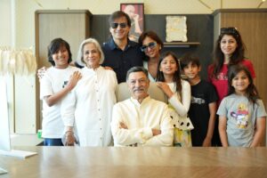 Vivek Oberoi Instagram - All the pieces of my heart in one frame ..
Blessed and Proud to call them MY FAMILY 🫶🏻

📸 by @still.gs 

#familytime #dubai #lovedones