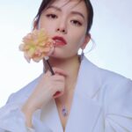 Vivian Sung Instagram – 「寧可不斷去挑戰，也不要過著平淡無聊的日子。」這是 @bravolav 宋芸樺送給30歲的自己和每位讀者的一句話。

#宋芸樺 自出道以來憑藉著自身努力在演藝圈發光發熱，今年迎來30歲的她，決定踏上追夢之旅，給自己在美國生活一年的機會，跳脫舒適圈、讓自己歸零，感受生活中的不同節奏！

#StyleBAZAAR #apmmonaco @apmmonaco