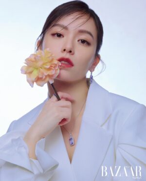 Vivian Sung Instagram - 「寧可不斷去挑戰，也不要過著平淡無聊的日子。」這是 @bravolav 宋芸樺送給30歲的自己和每位讀者的一句話。

#宋芸樺 自出道以來憑藉著自身努力在演藝圈發光發熱，今年迎來30歲的她，決定踏上追夢之旅，給自己在美國生活一年的機會，跳脫舒適圈、讓自己歸零，感受生活中的不同節奏！

#StyleBAZAAR #apmmonaco @apmmonaco