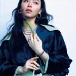 Vivian Sung Instagram – 以精湛演技收穫熱烈掌聲的 #宋芸樺 ，不僅是一位才華洋溢的演員，更是一位勇於探索生命無限可能的冒險家。

不管是透過旅行感受生活的不同節奏，還是藉由對飾品的狂熱將不同尺寸、色調的戒指融入日常穿搭， @bravolav 皆以自信態度面對人生！

#StyleBAZAAR #apmmonaco @apmmonaco