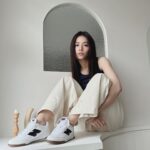 Vivian Sung Instagram – 最近一直在想「降雨機率50％」，到底是50％的機率會下雨，還是50％的面積會下雨？

很確定的是⋯ 每次我曬衣服就有一半的時候會下大雨🫠

–

等待打破魔咒的同時，最近的人生有吃好睡好多看美的事物，也找回對表演最初的熱情，感受快樂成長的步調，還不錯呢♡