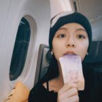 Vivian Sung Instagram – 最近一直在想「降雨機率50％」，到底是50％的機率會下雨，還是50％的面積會下雨？

很確定的是⋯ 每次我曬衣服就有一半的時候會下大雨🫠

–

等待打破魔咒的同時，最近的人生有吃好睡好多看美的事物，也找回對表演最初的熱情，感受快樂成長的步調，還不錯呢♡