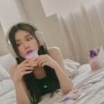 Vivian Sung Instagram – Eat well, Love life. 
享受me time的自在時刻✨

早上六點半的鬧鐘，對我這個夜貓子來說真是有點陌生，最近因為拍戲，生活作息變得健康規律。被陽光曬醒的感覺蠻好的，醒來第一件事，先把鬧鐘調成喜歡的音樂，意識隨著旋律漸漸活了起來，然後喝杯溫水暖暖胃，搭配一包活妍美之飲-莓果EX膠原飲，就是我愜意早晨的me time 時刻 ♡

我喜歡在早上喝活妍美之飲，吸收滿滿的膠原蛋白，還有莓果多酚萃守護私密，甜甜的完全沒有腥味，單喝好喝，配優格優酪乳也很優秀！

我的me time 時光少不了活妍美之飲，一喝有感！人跟心情都好美💗

@vd_bio #味丹生技  #活妍美之飲  #莓果ex膠原飲