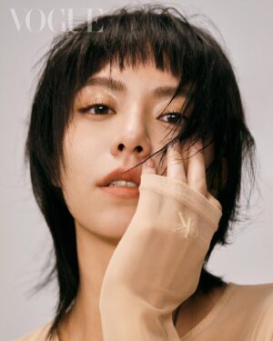 Vivian Sung Instagram - #VogueECover  宋芸樺的夢，是體驗，是探索，是無所畏懼的。
以前的她總喜歡把生活塞滿滿，覺得唯有滿才有充實感。現在卻慢慢覺得，人生的體驗更重要，於是寧可提早出門，放慢腳步，用舒緩的心情觀察生活周遭一切的發生，欣賞所有發生的狀態與改變。

「然後你會發現，原來在不注意的時刻發生了那麼多事情，那種感覺，就好像在看電影，同時卻又是如此真實的，生活。」當轉換思維，不用「預測」的角度去看自己所做的事情，一成不變竟可能轉換成為驚喜與奇蹟。

看著重新發現的自己，她也好奇著，當把框架盡自己所能的撐到最大時，會看見一個什麼樣的宋芸樺？「就像我一直很好奇，我光明面與黑暗面的極限在哪裡？」

🔗 看更多獨家精彩專訪內容，請點 @voguetaiwan 首頁連結

Talent: 宋芸樺 VivianSung ＠bravolav

APAC Editorial Director: Leslie Sun @sunles
Project managing director: Amber Lo @yenchenlolo
Managing editor: Emma Huang @emmahuang1030
Photographer: Chou Mo @chou_mo_
Video Director: Eric Wang @ddaviw
VFX: Elsa Tsai @peiyu2d
Gaffer: Cash @cashng
Stylist: Kevin Cheng @orangekai @thekaiissue
Interview: Ariel Hsu
Makeup: Jimy Wu @backstagejimywu
Hair: Ares 威奇 @80s_ares @80sstudio
Fashion: Calvin Klein @calvinklein

#宋芸樺 #VivianSung #vogueceleb