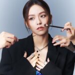 Vivian Sung Instagram – 寧可不斷地去挑戰，也不要過著平淡無聊的日子。

突然想起年初時寫的專欄 -「趣你生命的每一刻」，慶幸現在的每一個選擇，都有延續當時文字的精神，不管是在穿搭或表演上，我真的很享受每次不同的突破跟蛻變。

–

好玩一直玩好玩一直玩～

原來，活的有趣也可以是美麗的動力呀！

#謝謝願意陪我瘋狂的你們
#謝謝現在的自己