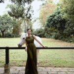 Vivian Sung Instagram - #BellaStar 首次挑戰用全英語演出法國電影《榮耀之路》，宋芸樺為戲迷帶來無限的驚喜與感動，分享到這個令她印象深刻的經驗，她說：「在拍攝榮耀之路時，因為劇組、演員都是法國人，所以都是用法文在溝通，但讓我驚訝的是即使不用透過翻譯，我也能從肢體語言感受到導演心中的想像，有些事情是不需要透過語言來理解，而是透過情緒、動作來感受。」 或許是當溝通的媒介轉變了，能感受到的東西也有所不同，有時反而會得到更細膩且更有張力的對話。 監製｜Toby Hsu @tobyotron 造型｜Chun Chao @thechaochun 攝影｜Zhou Chuan @_zhou_chuan 影音｜Lia Lee @sian.1 撰文｜Andie Shih 化妝｜Claire @clairechengmakeup @21caratmakeup 髮型｜威奇 @80s_ares @80sstudio 協力｜Christine Lin @christiniful 服裝｜Max Mara @maxmara #Bellataiwan #Bella儂儂 #做自己最時尚 #請按追蹤關注儂儂 #maxmara #宋芸樺