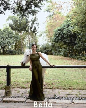 Vivian Sung Instagram - #BellaStar
首次挑戰用全英語演出法國電影《榮耀之路》，宋芸樺為戲迷帶來無限的驚喜與感動，分享到這個令她印象深刻的經驗，她說：「在拍攝榮耀之路時，因為劇組、演員都是法國人，所以都是用法文在溝通，但讓我驚訝的是即使不用透過翻譯，我也能從肢體語言感受到導演心中的想像，有些事情是不需要透過語言來理解，而是透過情緒、動作來感受。」

或許是當溝通的媒介轉變了，能感受到的東西也有所不同，有時反而會得到更細膩且更有張力的對話。

監製｜Toby Hsu @tobyotron 
造型｜Chun Chao @thechaochun
攝影｜Zhou Chuan @_zhou_chuan 
影音｜Lia Lee @sian.1 
撰文｜Andie Shih
化妝｜Claire @clairechengmakeup @21caratmakeup 
髮型｜威奇 @80s_ares @80sstudio 
協力｜Christine Lin @christiniful 
服裝｜Max Mara @maxmara 

#Bellataiwan #Bella儂儂 #做自己最時尚 #請按追蹤關注儂儂 #maxmara #宋芸樺