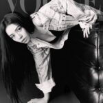 Vivian Sung Instagram - #VogueECover 擅於反省，喜歡思考，同時愛分享。 宋芸樺身上有女性的溫暖，同時有男性的剛毅，然而特質其實無關男女，她更在乎的是人本身，是人類，始終渴望擁有自由靈魂的她，從人的角度出發，認為自律，才能自由。 她最喜歡並且欣賞的，是幽默的人類，「人的一生一定會發生很多事，要怎麼過，取決於你如何面對這些事，一個懂得用幽默去看待世界的人，往往能夠得到更多的快樂。」同樣的一件事可以在抱怨中變成彼此的心結，也可以變成多年之後，輕鬆調侃的玩笑事，這樣人生應該會比較有樂趣吧。 🔗 看更多獨家精彩專訪內容，請點 @voguetaiwan 首頁連結 Talent: 宋芸樺 VivianSung ＠bravolav APAC Editorial Director: Leslie Sun @sunles Project managing director: Amber Lo @yenchenlolo Managing editor: Emma Huang @emmahuang1030 Photographer: Chou Mo @chou_mo_ Video Director: Eric Wang @ddaviw VFX: Elsa Tsai @peiyu2d Gaffer: Cash @cashng Stylist: Kevin Cheng @orangekai @thekaiissue Interview: Ariel Hsu Makeup: Jimy Wu @backstagejimywu Hair: Ares 威奇 @80s_ares @80sstudio Fashion: Calvin Klein @calvinklein #宋芸樺 #VivianSung #vogueceleb