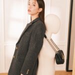 Vivian Sung Instagram - 終於開始喜歡、接受自己的各個面向 但奇怪⋯ 還是會不小心一直左臉對鏡頭ㄋㄟ - 「生命可以隨心所欲，但不能隨波逐流。」 - 貓的報恩 🐈‍⬛🐈 💕 #2024goals @voguetaiwan
