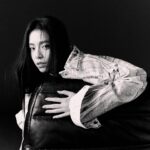 Vivian Sung Instagram - #VogueECover 擅於反省，喜歡思考，同時愛分享。 宋芸樺身上有女性的溫暖，同時有男性的剛毅，然而特質其實無關男女，她更在乎的是人本身，是人類，始終渴望擁有自由靈魂的她，從人的角度出發，認為自律，才能自由。 她最喜歡並且欣賞的，是幽默的人類，「人的一生一定會發生很多事，要怎麼過，取決於你如何面對這些事，一個懂得用幽默去看待世界的人，往往能夠得到更多的快樂。」同樣的一件事可以在抱怨中變成彼此的心結，也可以變成多年之後，輕鬆調侃的玩笑事，這樣人生應該會比較有樂趣吧。 🔗 看更多獨家精彩專訪內容，請點 @voguetaiwan 首頁連結 Talent: 宋芸樺 VivianSung ＠bravolav APAC Editorial Director: Leslie Sun @sunles Project managing director: Amber Lo @yenchenlolo Managing editor: Emma Huang @emmahuang1030 Photographer: Chou Mo @chou_mo_ Video Director: Eric Wang @ddaviw VFX: Elsa Tsai @peiyu2d Gaffer: Cash @cashng Stylist: Kevin Cheng @orangekai @thekaiissue Interview: Ariel Hsu Makeup: Jimy Wu @backstagejimywu Hair: Ares 威奇 @80s_ares @80sstudio Fashion: Calvin Klein @calvinklein #宋芸樺 #VivianSung #vogueceleb