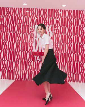 Vivian Sung Instagram - Love Out Loud   ♡‘ 

我和你
我想你
我愛你

初戀的味道，就像我人生中第一瓶香水《MISS DIOR花漾迪奧淡香水》，偶然的相遇，卻有著令人難忘浪漫甜甜的香氣。

久違的跟 @kaikaiko 合體在MISS DIOR巡香愛戀之旅，「為愛勇為」的主題，充滿著讓人怦然心動、奔放迷人的氣息，一定要到忠孝sogo逛逛，怎麼拍都有戀愛的感覺！

Miss Sung loves Miss Dior 💋
@diorbeauty @diorbeautylovers 
#DIOR #MISSDIOR #LOVEOUTLOUD #MISSDIORPARFUM