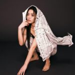 Vivian Sung Instagram - #VogueECover 擅於反省，喜歡思考，同時愛分享。 宋芸樺身上有女性的溫暖，同時有男性的剛毅，然而特質其實無關男女，她更在乎的是人本身，是人類，始終渴望擁有自由靈魂的她，從人的角度出發，認為自律，才能自由。 她最喜歡並且欣賞的，是幽默的人類，「人的一生一定會發生很多事，要怎麼過，取決於你如何面對這些事，一個懂得用幽默去看待世界的人，往往能夠得到更多的快樂。」同樣的一件事可以在抱怨中變成彼此的心結，也可以變成多年之後，輕鬆調侃的玩笑事，這樣人生應該會比較有樂趣吧。 🔗 看更多獨家精彩專訪內容，請點 @voguetaiwan 首頁連結 Talent: 宋芸樺 VivianSung ＠bravolav APAC Editorial Director: Leslie Sun @sunles Project managing director: Amber Lo @yenchenlolo Managing editor: Emma Huang @emmahuang1030 Photographer: Chou Mo @chou_mo_ Video Director: Eric Wang @ddaviw VFX: Elsa Tsai @peiyu2d Gaffer: Cash @cashng Stylist: Kevin Cheng @orangekai @thekaiissue Interview: Ariel Hsu Makeup: Jimy Wu @backstagejimywu Hair: Ares 威奇 @80s_ares @80sstudio Fashion: Calvin Klein @calvinklein #宋芸樺 #VivianSung #vogueceleb