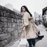 Vivian Sung Instagram - 最近的白天，不是忙著讀劇本找靈感，就是瑜伽運動學新語言，當然還會出現一些有想到沒想到的待辦事項，忙碌的步調，內心卻很踏實。 最近的夜晚，不是找部電影獨自享受，就是找朋友吃個美食敘敘舊，偶爾翻開那本讀到一半的書，然後又一不小心睡著了。 喜歡每個時刻的微小細節，把襯衫換個方式穿，這樣的我也很不一樣，不管是哪一個，都在慢慢地學會放過自己、專注當下。最近新學了個魔法咒語，在睡前閉上眼睛時告訴自己，「你已經盡力了喔！」，這樣的一天，就變得特別美好。 @majeparis #majegirls #MajeParis #MajeSS24