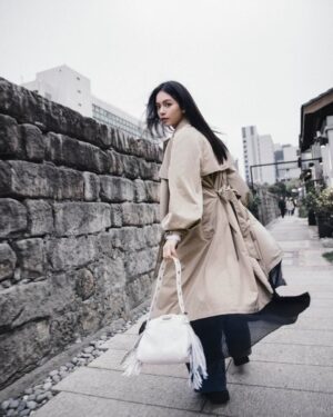Vivian Sung Instagram - 最近的白天，不是忙著讀劇本找靈感，就是瑜伽運動學新語言，當然還會出現一些有想到沒想到的待辦事項，忙碌的步調，內心卻很踏實。

最近的夜晚，不是找部電影獨自享受，就是找朋友吃個美食敘敘舊，偶爾翻開那本讀到一半的書，然後又一不小心睡著了。

喜歡每個時刻的微小細節，把襯衫換個方式穿，這樣的我也很不一樣，不管是哪一個，都在慢慢地學會放過自己、專注當下。最近新學了個魔法咒語，在睡前閉上眼睛時告訴自己，「你已經盡力了喔！」，這樣的一天，就變得特別美好。

@majeparis #majegirls #MajeParis #MajeSS24